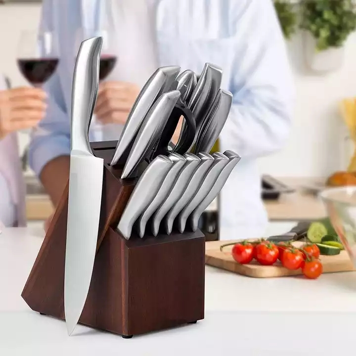 Μαχαίρι κουζίνας με μεταλλική λαβή